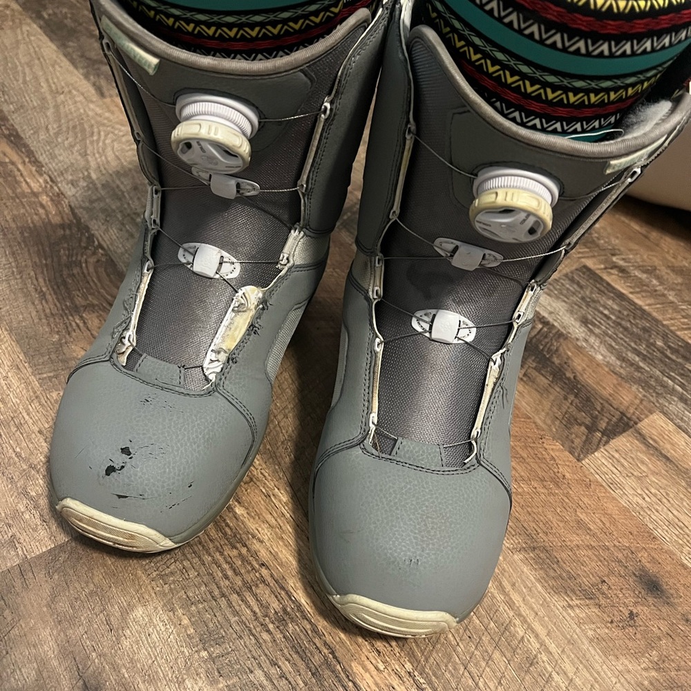 Flow Women’s Hyku Coiler Snowboard Boots Size 10 US / 41.5 EU – Gray BOA System